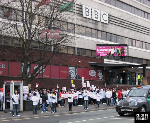 Chinese students protest outside the BBC studios in 2008.